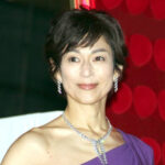 鈴木保奈美 離婚後初の公の場 大胆に肩&背中露出のドレス姿披露で歓声www