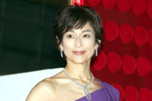 鈴木保奈美 離婚後初の公の場 大胆に肩＆背中露出のドレス姿披露で歓声www